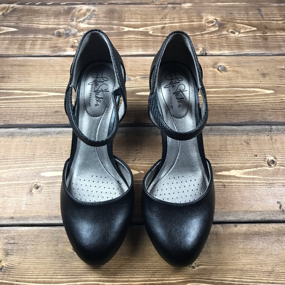 Life Stride Black Pumps
